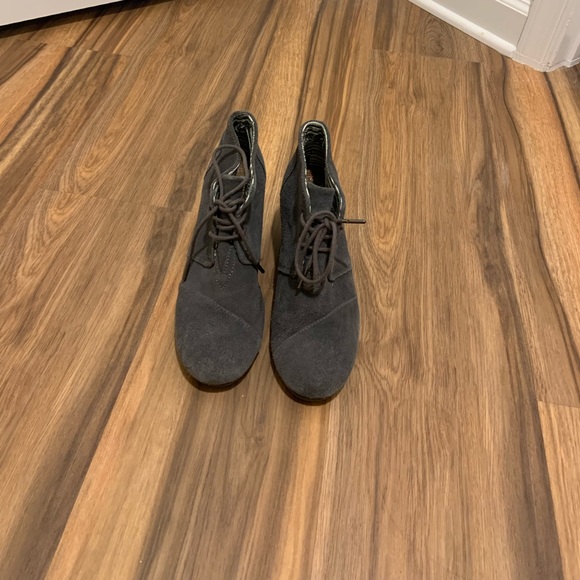 Toms grey suede wedge booties great condition 9.5 - Picture 1 of 2